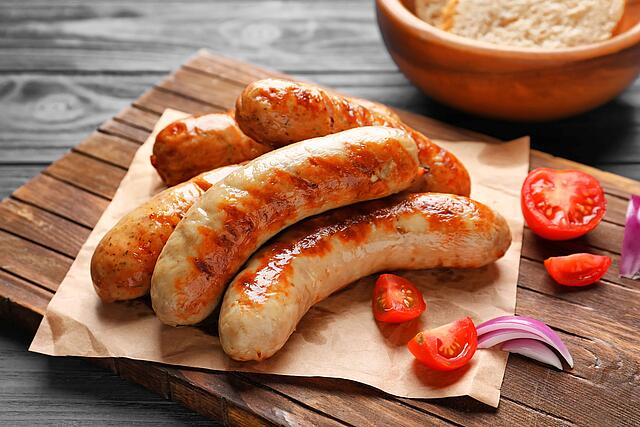 Bratwurst vom Grill auf dem Holzbrett