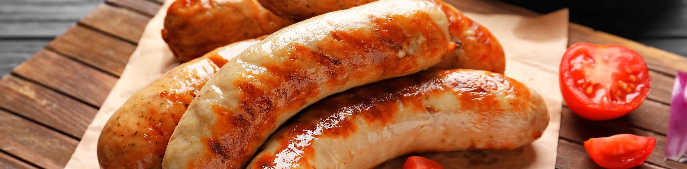 Bratwurst vom Grill auf dem Holzbrett