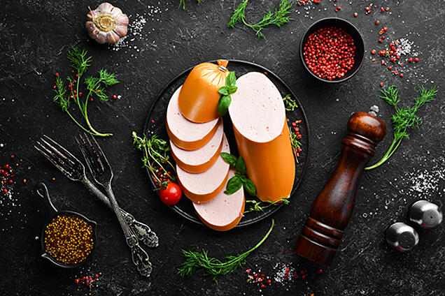 Gekochte Hühnerwurst mit Gewürzen
