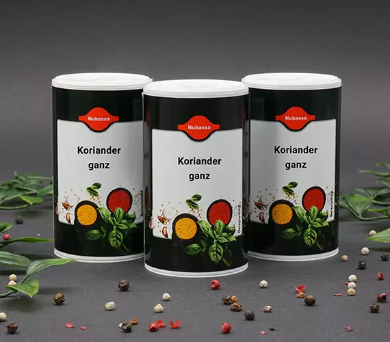 Die Kapseln schmecken leicht nussig würzig, verfeinern Eintöpfe und Brot. Sie finden auch Verwendung bei der Likörherstellung. 60 g Dose